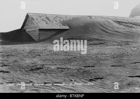 Boden über ein landwirtschaftliches Gebäude auf einem Bauernhof in South Dakota im Jahr 1935. Dakota wurde nördlich der "Dust Bowl", aber der 1930er Jahre Dürre und jahrzehntelange Intensive Landwirtschaft in den Great Plains, verließ Boden Wind Stürmen ausgesetzt, von Kanada bis Texas. Stockfoto