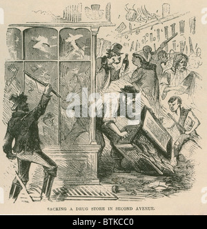 Mob Plünderung eines Drogerie auf Second Avenue während der Draft Riots in New York City von 13-16 Juli 1863. Die Unruhen begannen als Protest gegen eine Bundesrepublik Wehrpflicht, die zur allgemeinen Unordnung zu verbreiten und führte zum Tod von 120 Personen. Stockfoto