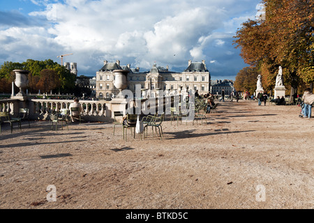 Menschen genießen wunderschönen Herbstnachmittag auf Terrasse des Jardin du Luxembourg mit statuarischen Urnen & Brüstung mit Blick auf unteren Bereich Stockfoto