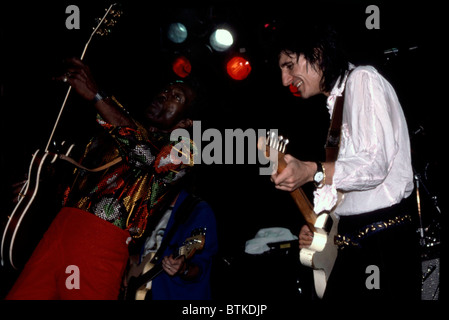 Chuck Berry und Ron Wood auf der Bühne im Ritz, New York City, 25. Juni 1986. Foto von: Karen Petersen/Everett Collection Stockfoto