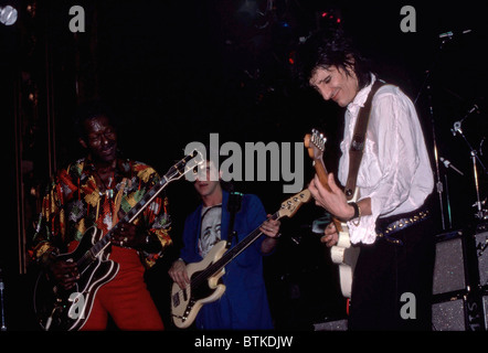 Chuck Berry und Ron Wood auf der Bühne im Ritz, New York City, 25. Juni 1986. Foto von: Karen Petersen/Everett Collection Stockfoto