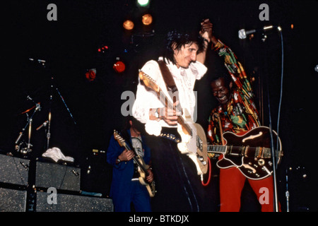 Chuck Berry und Ron Wood auf der Bühne im Ritz, New York City, 25. Juni 1986. Foto von: Karen Petersen/Everett Collection Stockfoto