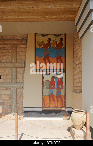 Die Prozession Fresko im Süd-Propylaeum im Knossos-Palast, die eine alte zeremonielle Kultprozession zeigt. Kreta, Griechenland. Stockfoto