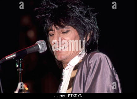 Ron Wood mit Chuck Berry im Ritz, New York City, 25. Juni 1986 auf der Bühne spielen. Foto von: Karen Petersen/Everett Collectio Stockfoto