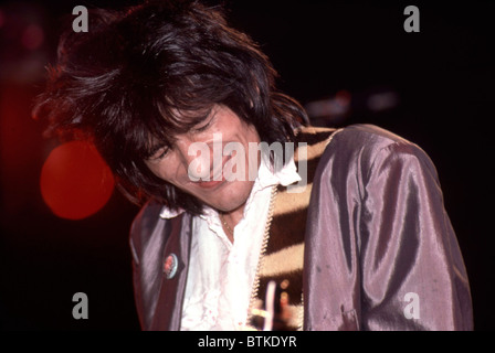 Ron Wood mit Chuck Berry im Ritz, New York City, 25. Juni 1986 auf der Bühne spielen. Foto von: Karen Petersen/Everett Collectio Stockfoto