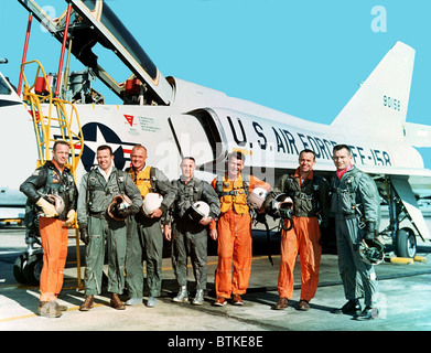 Ursprünglichen sieben Projekt Mercury Astronauten stehen neben einer Convair 106 B Flugzeug. Links nach rechts, M. Scott Carpenter, L. Gordon Cooper Jr., John H. Glenn Jr., Virgil I. Grissom, Walter M. Schirra Jr., Alan B. Shepard Jr. und Donald K. Slayton. Jeder machte Boden brechen Raumflüge zwischen 1961-1963. Stockfoto