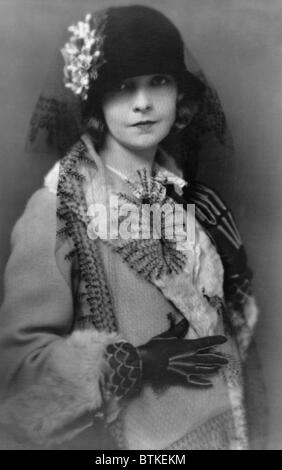 Lillian Gish (1893 – 1993), Stummfilmstar und tragen Mantel und Hut mit Blume und langen Schleier. 1922-Porträt von Charles Albin Gesellschaft Fotograf. Stockfoto