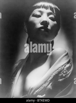 Anna May Wong (1905-1961), chinesisch-amerikanische Filmschauspielerin in eine ausdrucksvolle Porträt von Hollywood-Fotograf, George Hurrell. Ca. 1935. Stockfoto