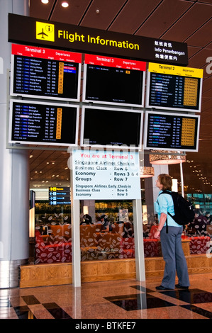 CRT-Monitore für Abflug-und Ankunftszeiten am neuen modernen Flughafen in Singapur Südost-Asien Stockfoto