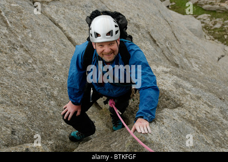 Ein Kletterer auf der klassischen South Ridge von Cir Mhor, Arran, Schottland Stockfoto