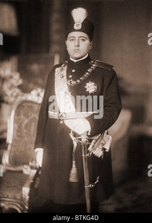 Ahmad Shah Qajar (1897-1929), der letzte Schah Qajar Dynastie, die regierte Iran von 1796 bis 1925, bevor er von Reza Schah Pahlavi abgesetzt wurde. Ca. 1920. Stockfoto