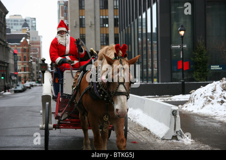 Ein Mann verkleidet im Weihnachtsmann-Kostüm auf einer Pferdekutsche in Old Montreal Stockfoto