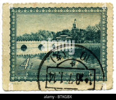 CHINA - CHINA 1956: Eine Briefmarke gedruckt in CHINA zeigt Bild von der Brücke und Schloss, ca. 1956. Stockfoto