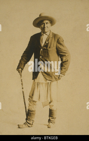 Geronimo (1829 – 1909), Chiricahua Apache Krieger mit Gehstock. 1904-Foto. Stockfoto