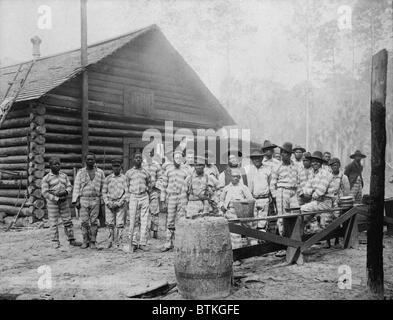 Große Gruppe von afroamerikanischen Männern beinhaltet einen sehr jungen Gefangenen. Afro-Amerikaner wurden verhaftet und eingesperrt für trivial oder erfundener Gebühren und dann vermietet für harte Arbeit. 1898. Stockfoto