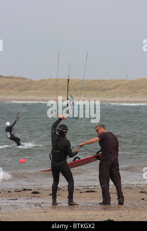 Kitesurfer, die Vorbereitung der Aktion Stockfoto