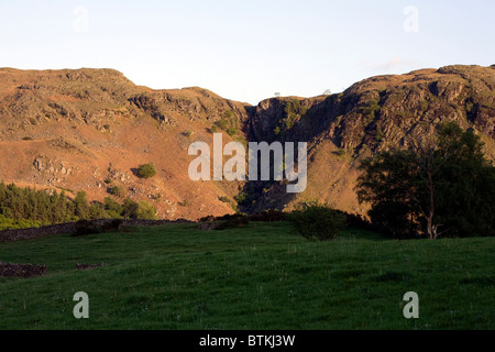 Sanften Abendlicht leuchtenden Spothow Gill Trennung Birker fiel und Harter sank von Ulpha fiel in der Nähe von Booten Eskdale Lake District, Cumbria England Stockfoto