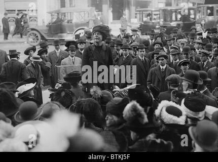 Lucy Burns (1879-1966), treten für US-amerikanische Suffragette und Frauenrechte im Gespräch mit einer Schar von Männern in New York City. Ca. 1913. Stockfoto