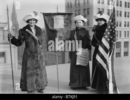 Drei Suffragetten demonstrieren in New York City zu fördern Wahlrecht Wandern 1912 von Manhattan nach Albany und ihre Stimmen für Frauen Pilger Flugblätter zu verteilen. Von links nach rechts: Frau J. Hardy Stubbs, Fräulein Ida Craft, Miss Roaslie Jones. Stockfoto
