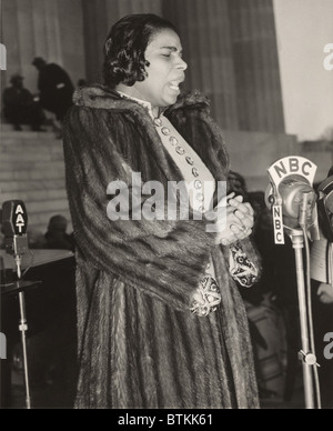 Marian Anderson (1897 – 1993), in einer NBC-Mikrofon während ihrer historischen Konzert auf den Stufen des Lincoln Memorial, singen ein Stockfoto