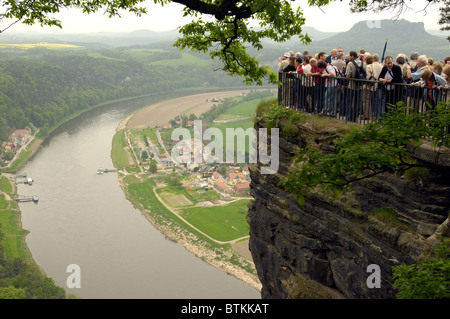 Touristen auf der Bastei Felsen, Sächsische Schweiz, Deutschland Stockfoto