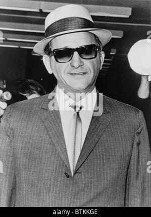 Sammy Giancana (1908 – 1975), US-amerikanischer Gangster und Chef des "Chicago Outfit", Ankunft am US-Bezirksgericht in Chicago. Ein Jahr nachdem er es ablehnt, mit der Grand Jury Untersuchung kam er ins Gefängnis. 1. Juni 1965 Stockfoto