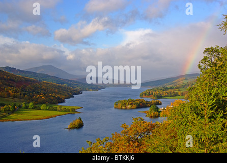UK Schottland Tayside Perthshire Loch Tummel aus Queens View und Berg Schiehallion Regenbogen über den See Stockfoto