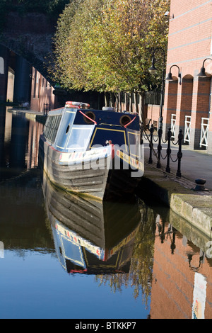 Schmale Boot vertäut Castlefield Kanal-Becken in der Nähe der Kreuzung der Rochdale und Bridgewater Kanäle Manchester England Stockfoto