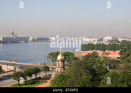 Blick vom Dach. Ufer der Newa. Kapelle der Lebensnotwendige Dreifaltigkeit in St. Petersburg, Russland. Stockfoto