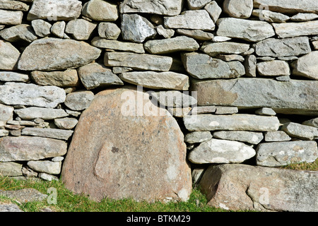 Naturstein-Mauer eines Hauses am Slievemore, Achill Island, County Mayo, Connaught, Irland. Stockfoto