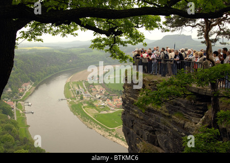 Touristen auf der Bastei Felsen, Sächsische Schweiz, Deutschland Stockfoto