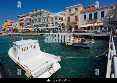 Boote im Hafen von Agios Nikolaos. Kreta, Griechenland. Stockfoto