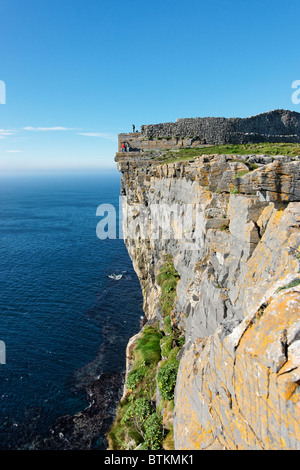 Dun Aengus, eine Felskante ring Fort, Inishmore, Aran Islands, County Galway, Connaught, Irland. Touristen sind im Bild. Stockfoto