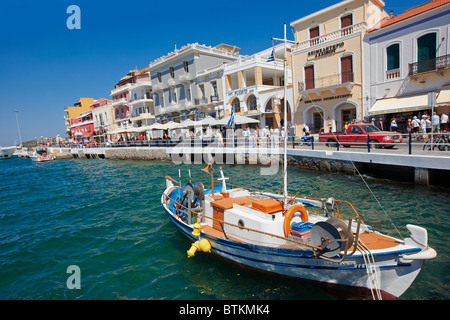 Boot im Hafen von Agios Nikolaos. Kreta, Griechenland. Stockfoto