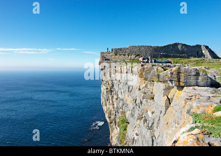 Dun Aengus, eine Felskante ring Fort, Inishmore, Aran Islands, County Galway, Connaught, Irland. Touristen sind im Bild. Stockfoto