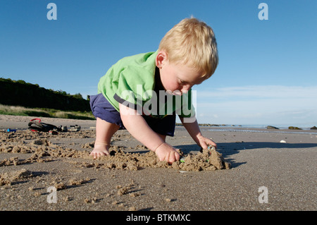 Ein kleiner Junge am Strand spielen Stockfoto