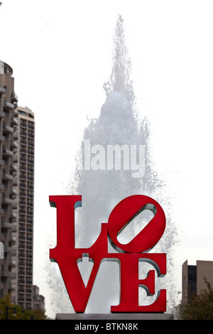 Liebe Skulptur vor spritzt Brunnen, John F. Kennedy Plaza, "LOVE Park", Philadelphia, Pennsylvania, USA Stockfoto