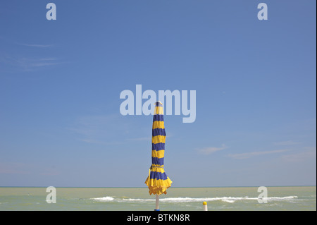 Strand und Sonnenschirm an Italien Porto Recanati an der Adria Stockfoto