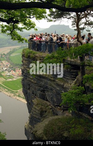 Touristen auf der Bastei Felsen, Sächsische Schweiz, Deutschland Stockfoto