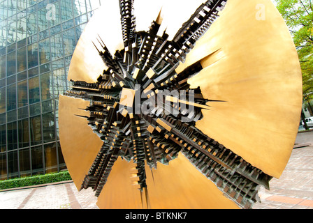 Stadtzentrum Skulptur "Grande Disco" von Arnaldo Pomodoro (1974) in Charlotte, North Carolina, USA Stockfoto