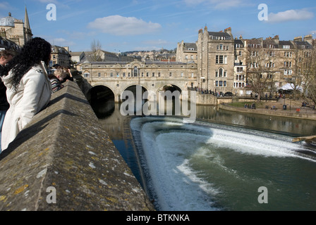 Puteney Brücke und Fluss Avon Böschung in die Stadt Bath Stockfoto