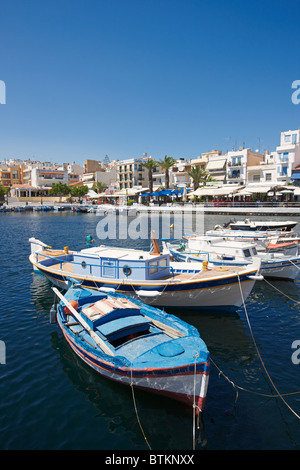 Angelboote/Fischerboote im Hafen von Agios Nikolaos. Kreta, Griechenland. Stockfoto