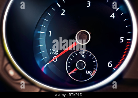 Moderne Auto beleuchtet Dashboard Closeup, Drehzahlmesser Stockfoto