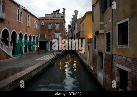 Schmalen Kanal in der Nähe von Rialto-Markt in Venedig Stockfoto