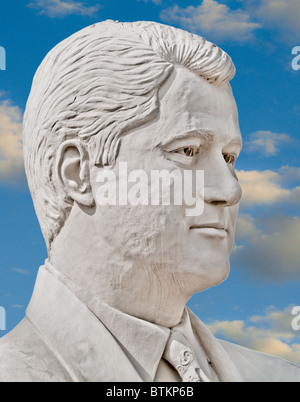 Weiße Betonskulptur von Bill Clinton, 41. US-Präsident, David Adickes Sculpturworx Studio in Houston, Texas, USA Stockfoto