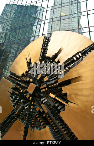 Stadtzentrum Skulptur "Grande Disco" von Arnaldo Pomodoro (1974) in Charlotte, North Carolina, USA Stockfoto