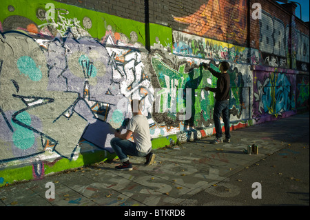 Zwei Graffiti-Künstler arbeiten an einem Stück in München, Deutschland Stockfoto