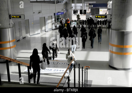 VEREINIGTES KÖNIGREICH. Passagiere auf der neuen Shoreditch Overground Station in London, bereit für die Olympischen Spiele 2012 Stockfoto