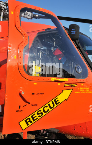 Logo auf Seitentür des Cockpits der United States Coast Guard Such- und Rettungshubschrauber Jayhawk zu retten. Stockfoto
