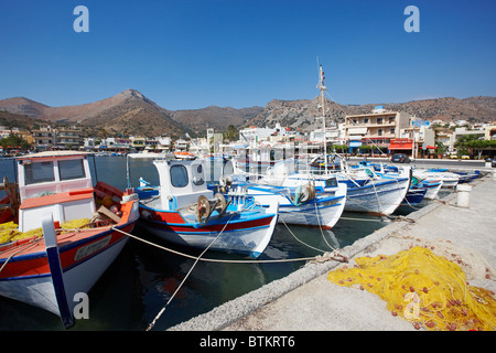 Angelboote/Fischerboote im Hafen von Elounda Village. Kreta, Griechenland. Stockfoto
